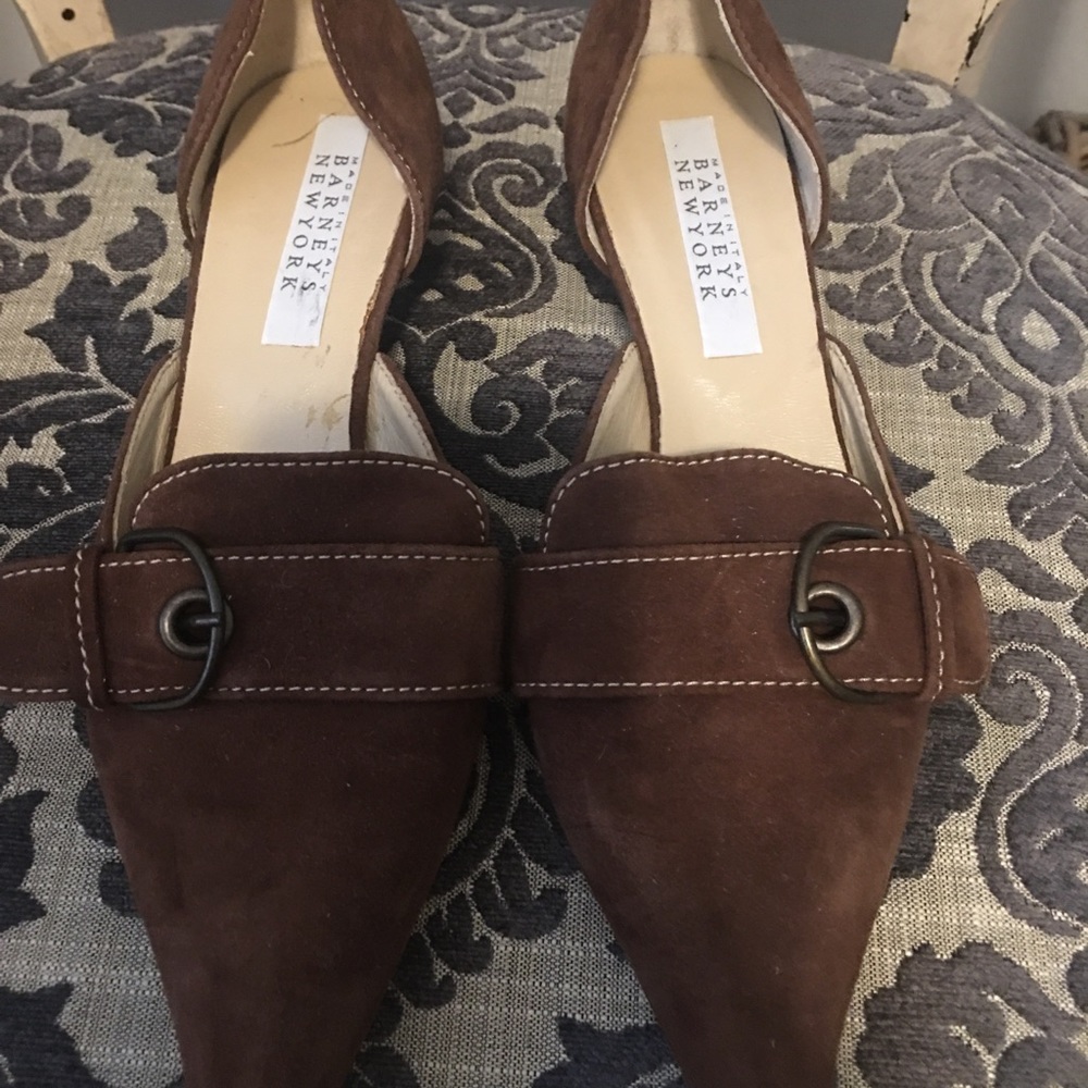 Barney’s New York chocolate suede kitten heals size 40 (9). Never worn.